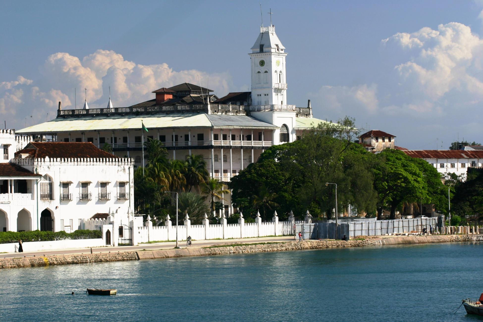 Photo of a big building in stone town, the biggest city in zanzibar