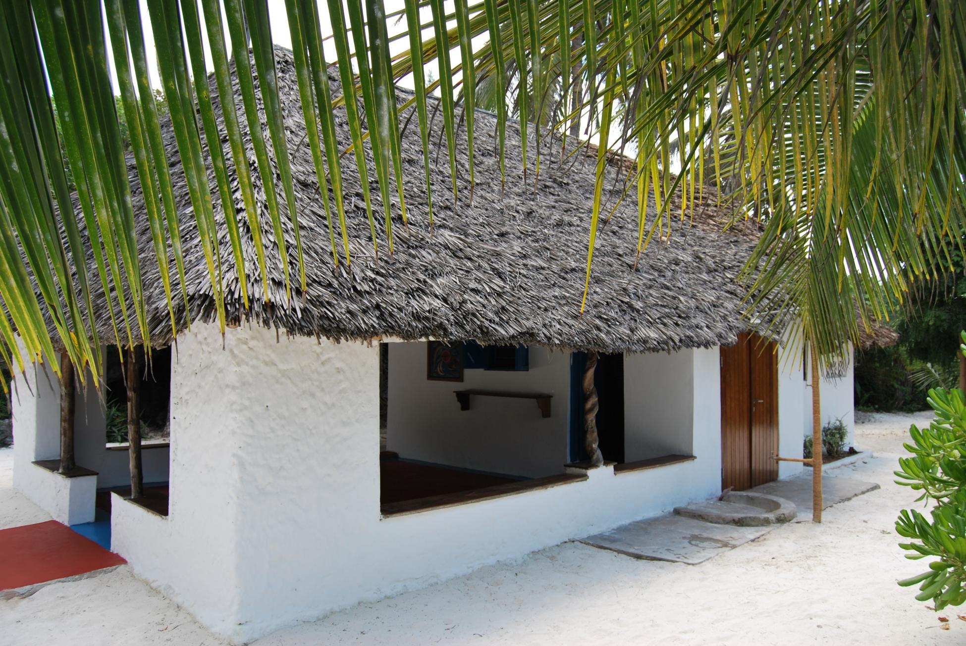 Coté droit, terrasse et porte d'entrée du bungalow.