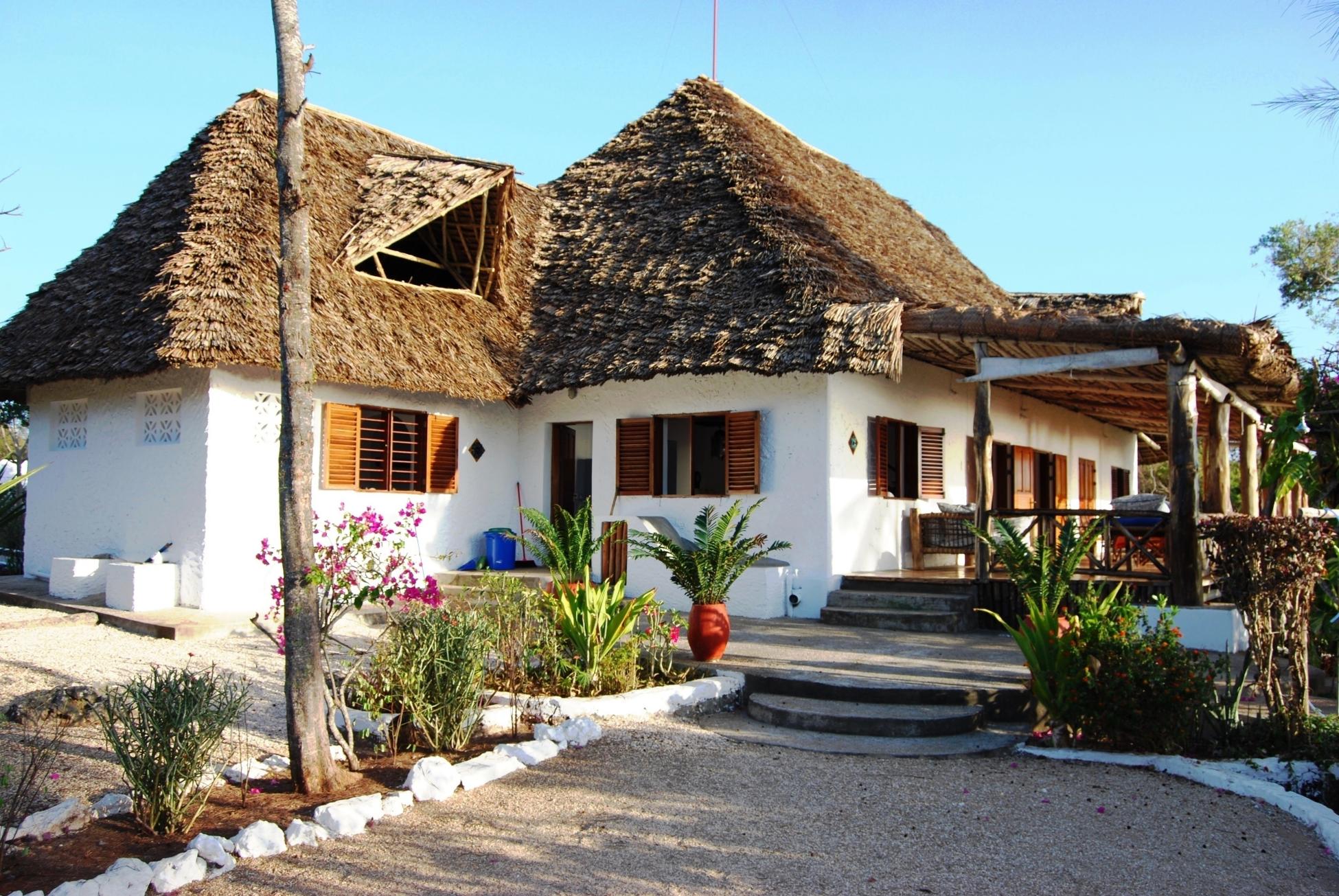 Photo de l'entrée principale de la villa avec vue sur sa terasse